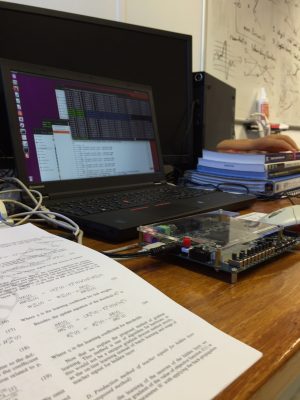 研究の様子（論文，FPGA）