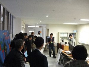 質問に答える5年生
